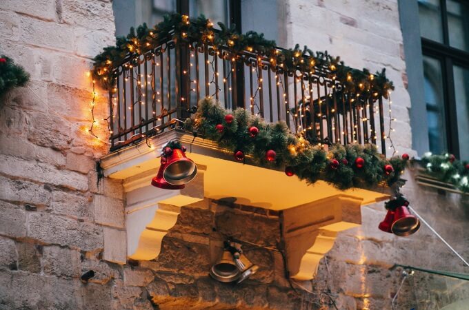 christmas balcony decorating