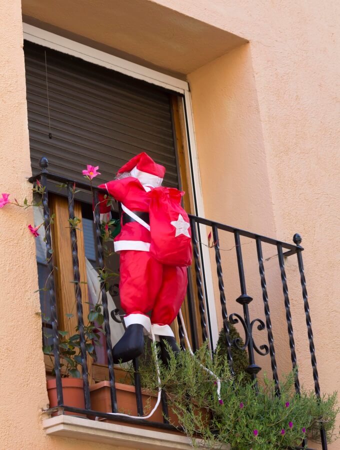 christmas balcony decorating